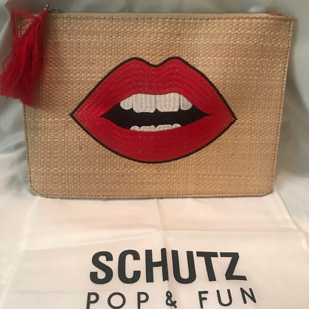 Straw lip clutch